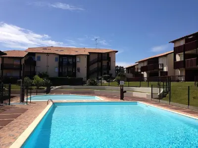Piscine de l'établissement T3 duplex avec terrasse dans Résidence à Vieux-Boucau, piscine saisonnière - FR-1-857-37 ou située à proximité