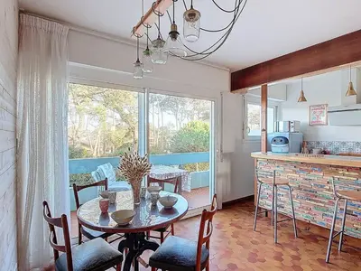 Cuisine ou kitchenette dans l'établissement T3 proche plage avec terrasse et Wi-Fi pour 4 personnes - FR-1-857-36