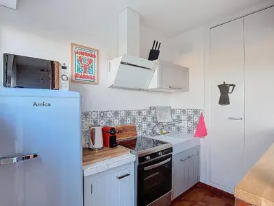Cuisine ou kitchenette dans l'établissement T3 proche plage avec terrasse et Wi-Fi pour 4 personnes - FR-1-857-36
