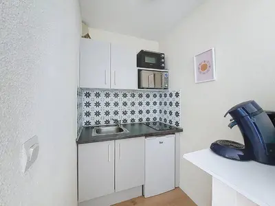 Cuisine ou kitchenette dans l'établissement Appartement T2 avec piscine, parking - Vieux-Boucau - FR-1-857-41