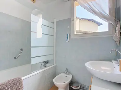 Salle de bains dans l'établissement Vieux Boucau - T2 Mezzanine pour 4 personnes - FR-1-857-45