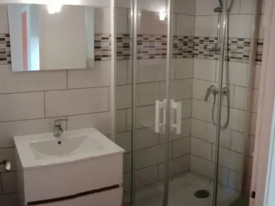 Salle de bains dans l'établissement Soustons Plage : T2 Cabine 4 pers avec Box Privatif - FR-1-857-35