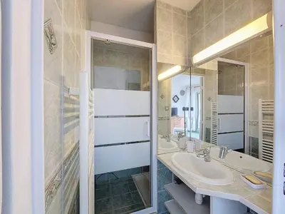 Salle de bains dans l'établissement Appartement T2 à Vieux-Boucau avec piscine et parking - FR-1-857-30