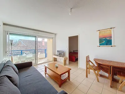 Coin salon dans l'établissement Appartement cosy T2 avec balcon, animaux acceptés, parking privé - FR-1-857-31