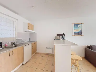 Cuisine ou kitchenette dans l'établissement Appartement cosy T2 avec balcon, animaux acceptés, parking privé - FR-1-857-31