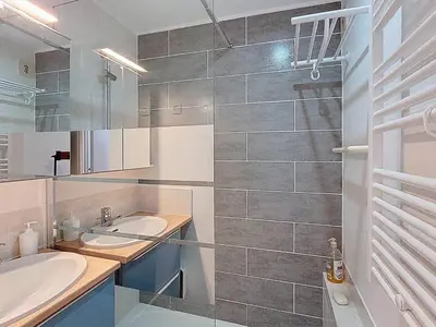 Salle de bains dans l'établissement T2 4 pers avec terrasse, parking et piscine à Vieux Boucau - FR-1-857-42