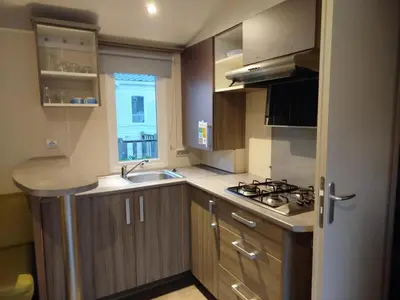 Cuisine ou kitchenette dans l'établissement Mobil-home 6 places dans camping 4 étoiles