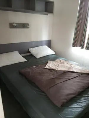 Un ou plusieurs lits dans un hébergement de l'établissement Mobil-home 6 places dans camping 4 étoiles