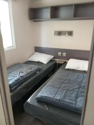 Un ou plusieurs lits dans un hébergement de l'établissement Mobil-home 6 places dans camping 4 étoiles