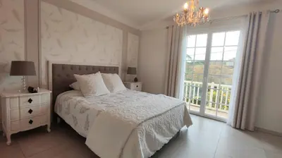 Un ou plusieurs lits dans un hébergement de l'établissement Cosy Orchidée - Villa Élégance, Piscine & Pyrénées 