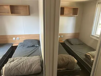 Un ou plusieurs lits dans un hébergement de l'établissement Mobil home au coeur des Landes Camping 4 étoiles