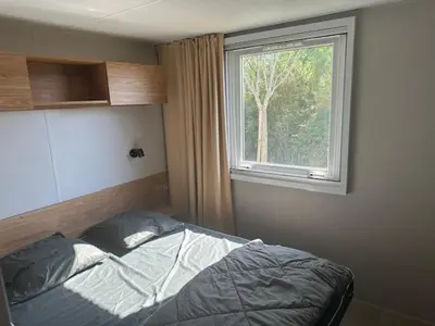 Un ou plusieurs lits dans un hébergement de l'établissement Mobil home au coeur des Landes Camping 4 étoiles