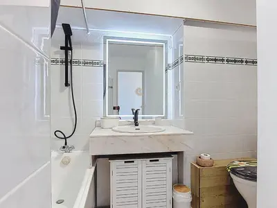 Salle de bains dans l'établissement T2 pour 4 pers avec terrasse à Vieux-Boucau - FR-1-857-51