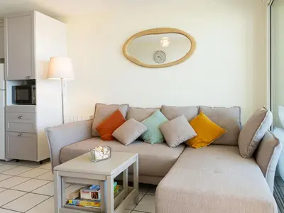 Cuisine ou kitchenette dans l'établissement Apartment Les Hauts de la Corniche by Interhome