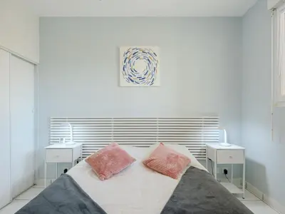 Un ou plusieurs lits dans un hébergement de l'établissement Apartment Les Hauts de la Corniche by Interhome