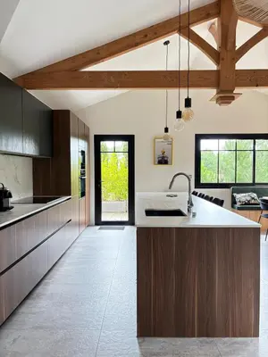 Cuisine ou kitchenette dans l'établissement Villa Camille - ARCHIK Plage du Pyla