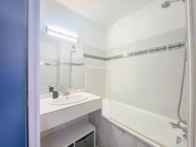 Salle de bains dans l'établissement Studio cabine 4 pers avec terrasse à Vieux Boucau - FR-1-857-53