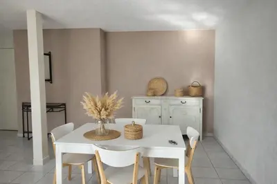 Coin salon dans l'établissement Appartement lumineux avec terrasse et parking à 5 min du centre ville