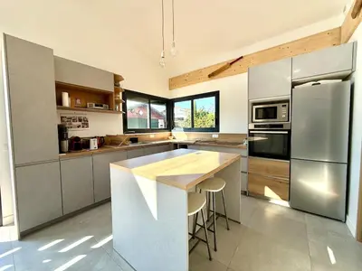 Cuisine ou kitchenette dans l'établissement Villa piscine pour 8 personnes proche Arcachon