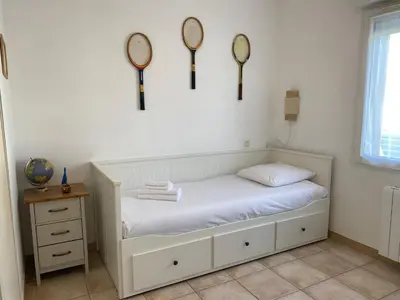 Un ou plusieurs lits dans un hébergement de l'établissement Maison, véranda & jardin Bassin d'Arcachon
