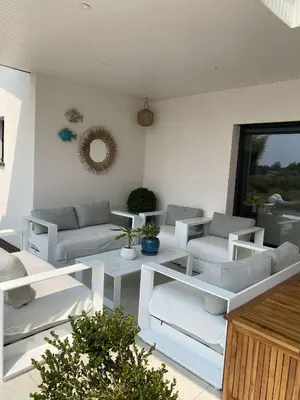 Coin salon dans l'établissement Villa 5 Etoiles avec piscine chauffée Proche plages et Pays Basque