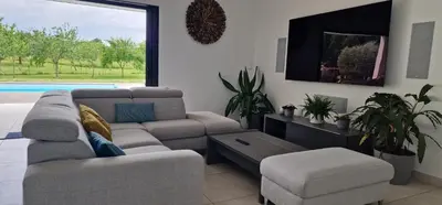 Coin salon dans l'établissement Villa 5 Etoiles avec piscine chauffée Proche plages et Pays Basque