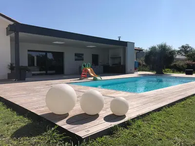 Piscine de l'établissement Villa 5 Etoiles avec piscine chauffée Proche plages et Pays Basque ou située à proximité