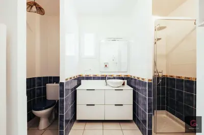 Salle de bains dans l'établissement Biscarrosse centre Duplex avec terrasse 6 personnes