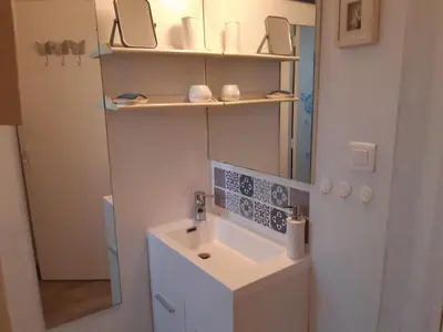 Salle de bains dans l'établissement Grande maison avec piscine privée