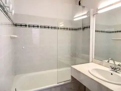 Salle de bains dans l'établissement Appartement T3 avec terrasse et piscine collective - FR-1-857-58