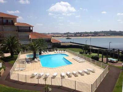 Piscine de l'établissement Appartement T3 avec terrasse et piscine collective - FR-1-857-58 ou située à proximité