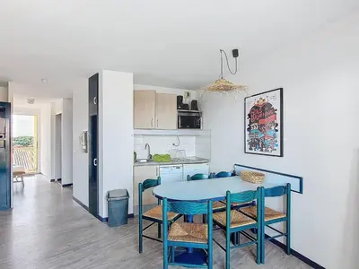 Cuisine ou kitchenette dans l'établissement Appartement T3 avec terrasse et piscine collective - FR-1-857-58
