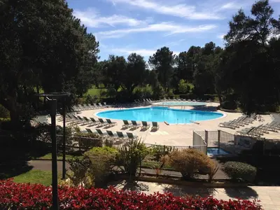 Piscine de l'établissement Charmant T2 à Moliets, terrasse, parc résidentiel - FR-1-857-60 ou située à proximité