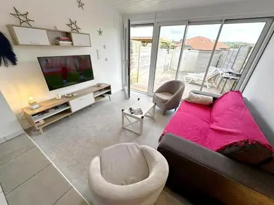 Télévision ou salle de divertissement dans l'établissement Le romarin