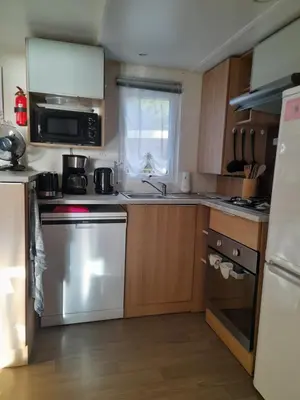 Cuisine ou kitchenette dans l'établissement Mobil-home 331, 3 ch, 1sdb camping 4 étoile pipiou Siblu