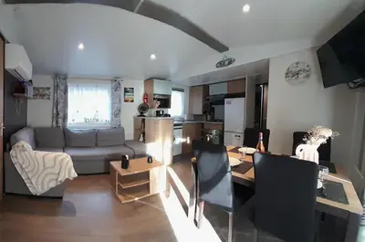 Télévision ou salle de divertissement dans l'établissement Mobil-home 331, 3 ch, 1sdb camping 4 étoile pipiou Siblu