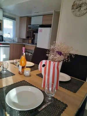 Cuisine ou kitchenette dans l'établissement Mobil-home 331, 3 ch, 1sdb camping 4 étoile pipiou Siblu