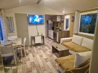 Cuisine ou kitchenette dans l'établissement 230 mobil-home 2 chambres 1 salle de douche