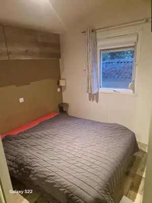 Un ou plusieurs lits dans un hébergement de l'établissement 230 mobil-home 2 chambres 1 salle de douche