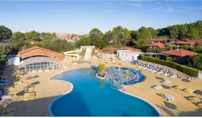 Piscine de l'établissement Mobil Home Camping 4 étoiles en bord de mer ou située à proximité