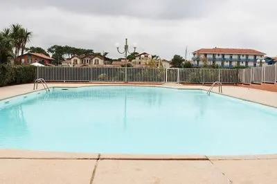 Piscine de l'établissement Agréable appartement 2 chambres Notre Dame 200m de la plage, piscine commune ou située à proximité