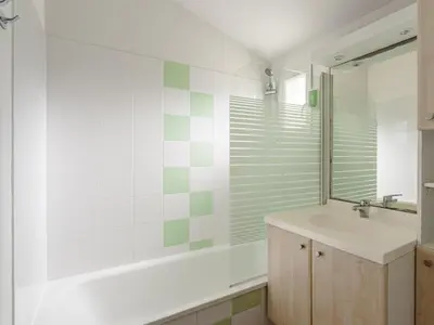 Salle de bains dans l'établissement Allee des Dunes N31 -3P6