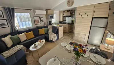 Cuisine ou kitchenette dans l'établissement Nouveau SIBLU 2025 mobile 353 home La Réserve 5Star 8per 2SDB