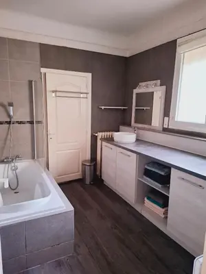 Salle de bains dans l'établissement Maison et appartement 7 chambres, piscine