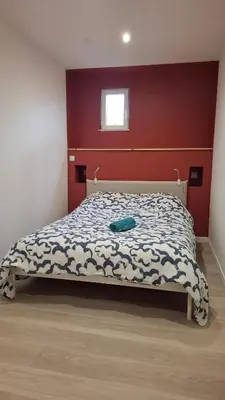 Un ou plusieurs lits dans un hébergement de l'établissement Maison et appartement en rez de chaussée 7 chambres