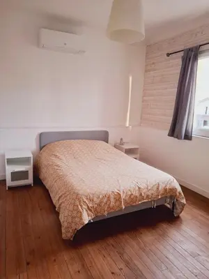 Un ou plusieurs lits dans un hébergement de l'établissement Maison et appartement en rez de chaussée 7 chambres
