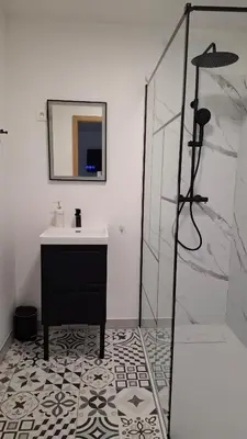 Salle de bains dans l'établissement Maison et appartement en rez de chaussée 7 chambres