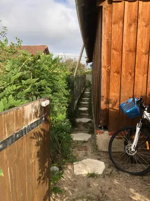Vélo sur le terrain de l'établissement Studio de Loulou ou dans les environs