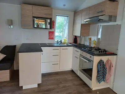 Cuisine ou kitchenette dans l'établissement MH 6 à 8 personnes - Camping les Dunes de Contis
