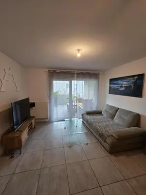 Télévision ou salle de divertissement dans l'établissement Appartement T2 avec terrasse